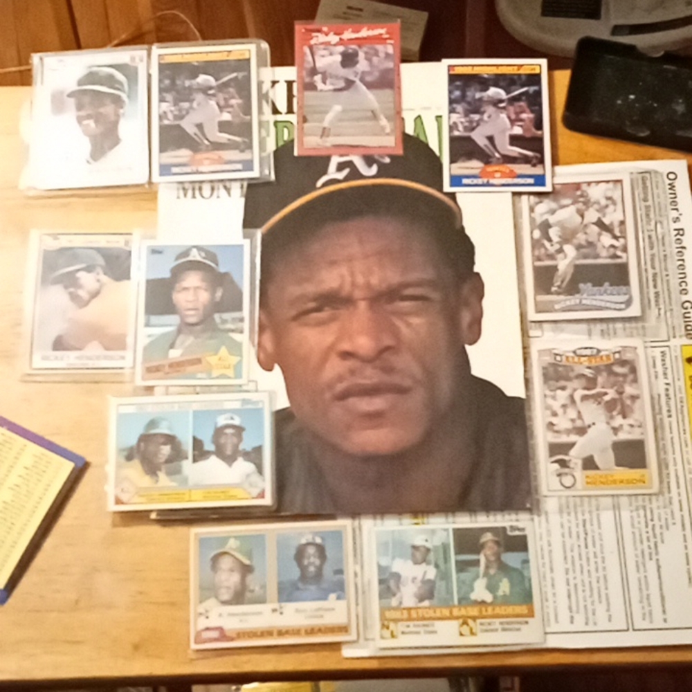 One lot of Ricky Henderson baseball cards. And Beckett issue 57.